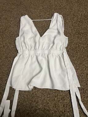 COMME USA White Sleeveless V-Neck Peplum Top with Elastic Waist